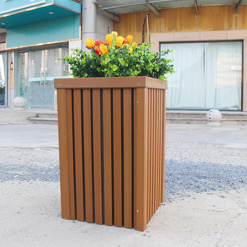 Vaso de flores de jardim em placa WPC ao ar livre