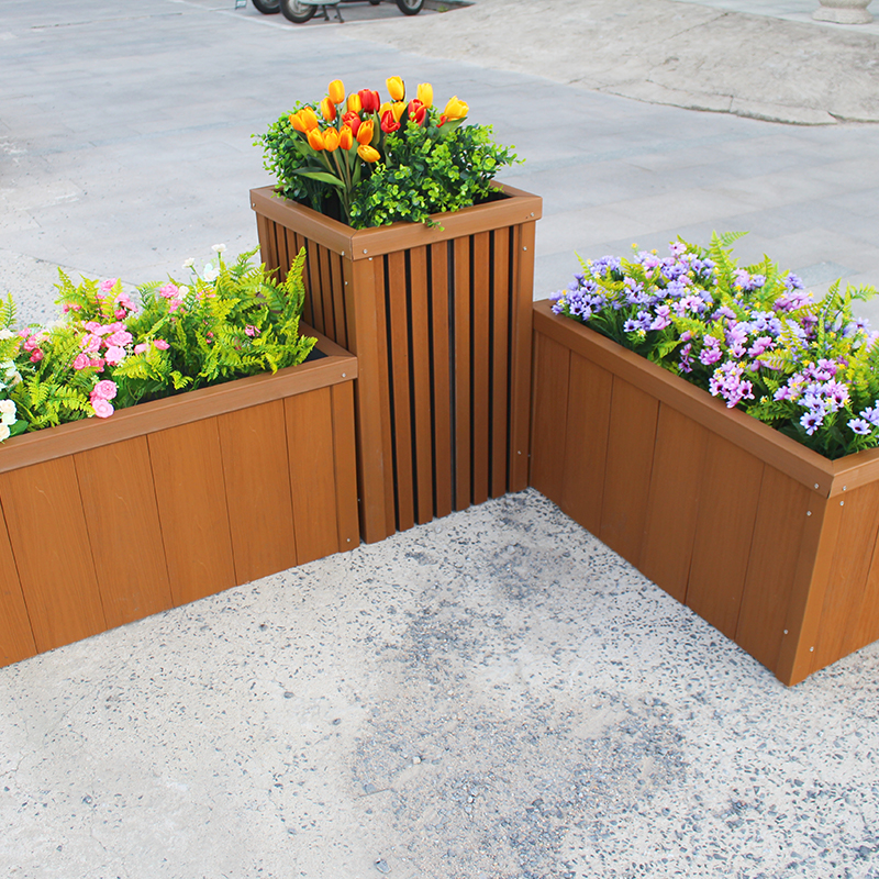 Vaso de flores de jardim em placa WPC ao ar livre